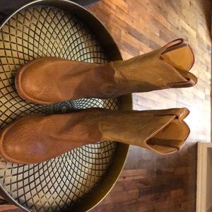Size 11 Justin Tan Boots